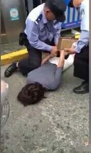 女子骑车不认罚踹警察 当街谩骂 用脚猛踹民警裆部被拘留