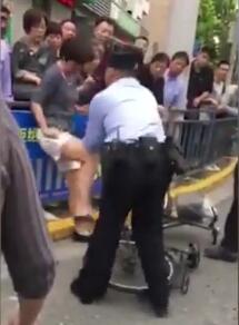 日前，一段小视频在网上流传：一名女子和两名民警发生冲突后被控制。当天16点51分，上海市公安局官方微博发布消息称，视频拍摄的是一名女子在机动车道上骑自行车，被拦下后拒不接受处罚并当街谩骂。在遭到民警阻拦时用脚猛踹民警裆部，后被依法被刑事拘留。