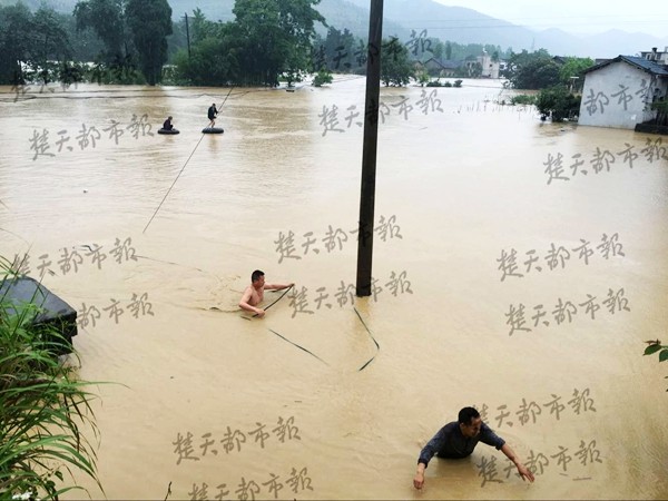 众人水中吃饭