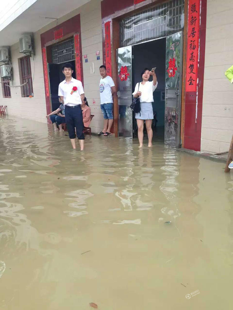 6月2日，湖北咸宁，崇阳县港口乡洞泉村人王章涛和游家村人汪欢欢办了一场难忘的水中婚礼。