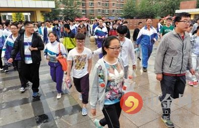 江苏今年36.04万人报名高考，2016高考前考生家长注意事项。中金网，中新社南京6月4日电 记者 朱晓颖江苏省教育部门3日夜间公布，江苏省共有36.04万人报名参加高考，比去年减少3.25万人，减幅为8.27%。其中，10178名随迁子女在该省报名参加高考。