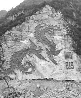 在出入凤山县城的山壁上雕刻“凤凰壁画”。
