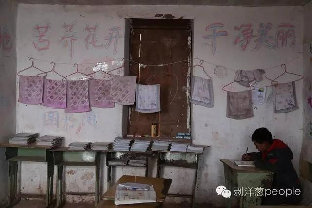 2016年3月11日，美姑县瓦古乡扎甘洛村小学，一名学生在教室写作业。