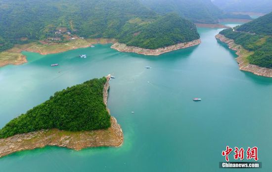 6月5日，空中俯瞰救援码头，大批救援人员和船只在码头和湖面不停来回穿梭。当日，四川广元“双龙号”游船沉没打捞搜寻工作正在全面展开，游船沉没致14人失踪。目前，船上18人名单已确认。4日14时40分许，广元市轮船公司“双龙号”游船在途经利州区三堆镇飞凤村时,突遇强烈阵风发生翻覆沉没，船上共18人，4名获救人员中，1名小孩抢救无效罹难，其余14人下落不明。 中新社记者 刘忠俊 摄