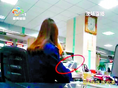 蔡甸区政务服务中心窗口服务人员正在工作时间玩手机 刘斌 摄
