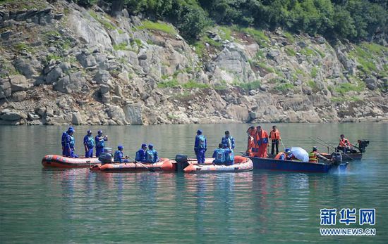 6月6日，救援人员在四川广元市白龙湖游船翻船事故沉船位置附近水域发现一名男性遇难者。截至目前，该起沉船已造成2人死亡、13人失踪，搜救工作仍在紧张进行中。 中新社记者 刘忠俊 摄