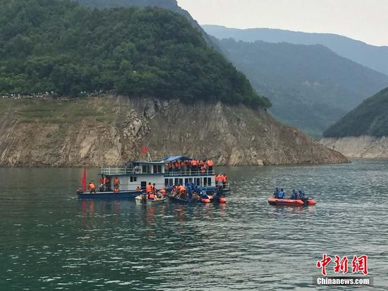 6月6日，救援人员在四川广元市白龙湖游船翻船事故沉船位置附近水域发现一名男性遇难者。截至目前，该起沉船已造成2人死亡、13人失踪，搜救工作仍在紧张进行中。 中新社记者 刘忠俊 摄