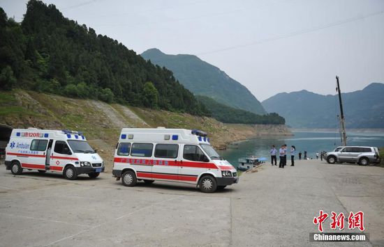 6月6日，救援人员在四川广元市白龙湖游船翻船事故沉船位置附近水域发现一名男性遇难者。截至目前，该起沉船已造成2人死亡、13人失踪，搜救工作仍在紧张进行中。 中新社记者 刘忠俊 摄