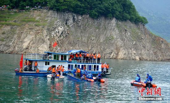 6月6日，救援人员在四川广元市白龙湖游船翻船事故沉船位置附近水域发现一名男性遇难者。截至目前，该起沉船已造成2人死亡、13人失踪，搜救工作仍在紧张进行中。 中新社记者 刘忠俊 摄