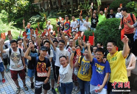 6月6日，重庆育才中学老师为即将参加高考的学生发高考红包，寓意考试顺利。当日下午，正是考生们看考场的时间，重庆育才中学高三7班和8班的班主任为学生们准备了每个6元的高考红包，以此为考生加油，希望每个考生都能考出好成绩。 周毅 摄