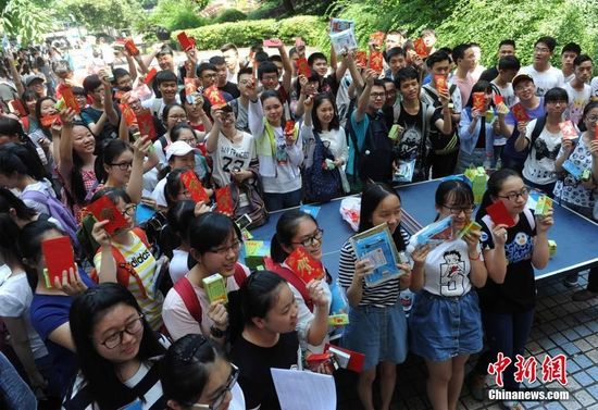 6月6日，重庆育才中学老师为即将参加高考的学生发高考红包，寓意考试顺利。当日下午，正是考生们看考场的时间，重庆育才中学高三7班和8班的班主任为学生们准备了每个6元的高考红包，以此为考生加油，希望每个考生都能考出好成绩。 周毅 摄