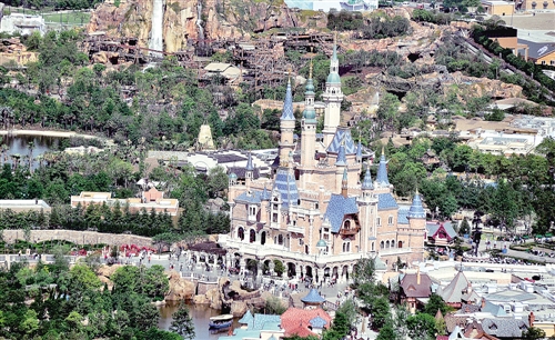 上海迪士尼乐园将于6月16日开园。乐园包括六大主题园区：“探险岛”“奇想花园”“米奇大街”“明日世界”“宝藏湾”及“梦幻世界”。图为空中拍摄的迪士尼乐园内的奇幻童话城堡。 （j2开奖直播发）