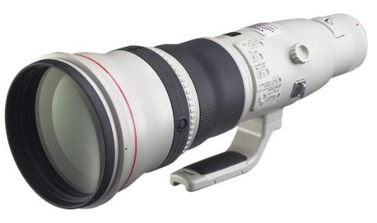 佳能近日在日本公布了一款超长焦镜头专利技术，据专利描述文件显示，这是一款焦距达到1000mm，并提供了f/5.6恒定光圈的全画幅定焦镜头。除此之外，新款EF 1000mm f/5.6 DO镜头还采用了多层衍射光学镜片的设计，而通常情况下，使用这种设计的佳能镜头都要比同焦段的非DO镜头更加轻巧。