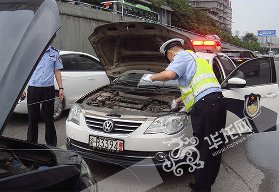 小车突然故障，引起考场周边的交通拥堵，民警赶到现场处置。九龙坡警方供图