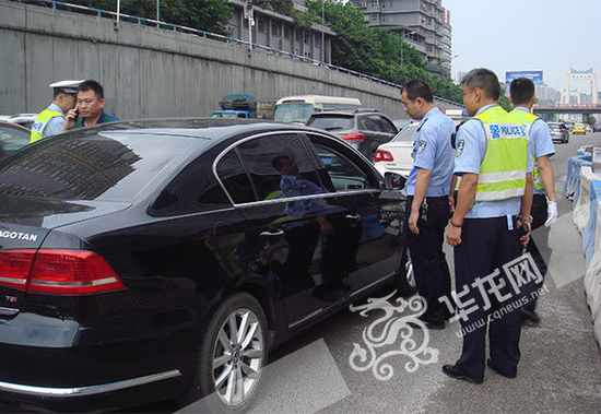 小车突然故障，引起考场周边的交通拥堵，民警赶到现场处置。九龙坡警方供图