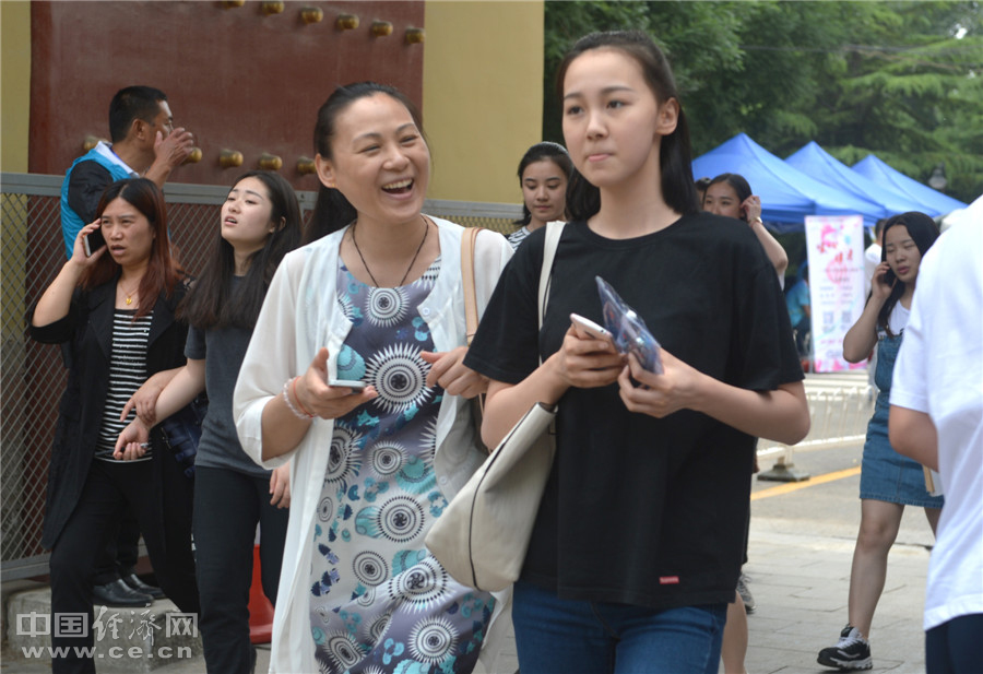 6月7日，2016年全国高考正式拉开帷幕，全国共有940万名考生走进考场。目前，第一天的考试已经结束，从报名人数来看，全国高考报名人数在2008年达到历史最高峰1050万人之后急剧下降，直至2014年起开始止跌趋稳。根据教育部的数据，2015年全国高考报名人数为942万人，较2014年增加3万人。图为高考首日，北京育才中学考点，家长在外焦急的等待着考试结束。 中国经济网记者 高兴贵 摄