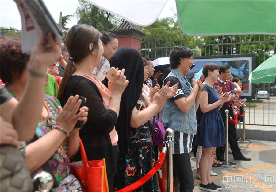 6月7日，2016年全国高考正式拉开帷幕，全国共有940万名考生走进考场。目前，第一天的考试已经结束，从报名人数来看，全国高考报名人数在2008年达到历史最高峰1050万人之后急剧下降，直至2014年起开始止跌趋稳。根据教育部的数据，2015年全国高考报名人数为942万人，较2014年增加3万人。图为高考首日，北京育才中学考点，家长在外焦急的等待着考试结束。 中国经济网记者 高兴贵 摄