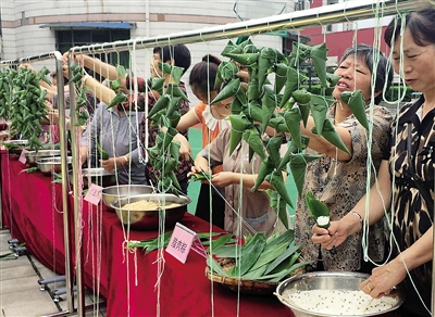 8日，两江新区人和街道和睦路社区的200多名社区居民，在社区院坝办起12桌“粽子宴”，邀请社区的空巢独居老人、老党员、鸳鸯消防中队的消防官兵，共聚一堂，共叙军民、党群、邻里情。和睦路社区工作人员介绍，这次粽子宴由居民们自主发起，每人出5元钱，不足部分由社区补足。