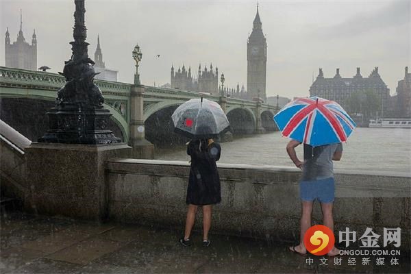 此前的欧债危机、难民潮，都让复苏缓慢的欧盟遇到不小麻烦，不得不要求经济向好的英国提供更多的援助，甚至摊派更多的义务，而同为欧盟主要成员国的德国和法国，却获得了退款，这让英国民众感到愤怒。