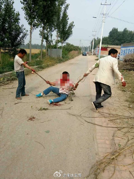 41秒长的现场视频显示，一名白衣男子躺在道路中间，满头鲜血，但开奖直播仍遭一名身着白色外套男子用树枝殴打。多张现场照片显示，被打男子身体多处受伤，两名打人者衣服上也有明显血迹。