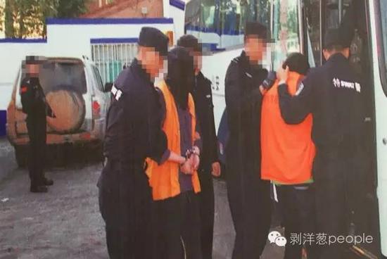乌拉特中旗公安局大厅展板上关于“1.02”案件中，押解犯罪嫌疑人的图片。新京报记者 尹亚飞 摄