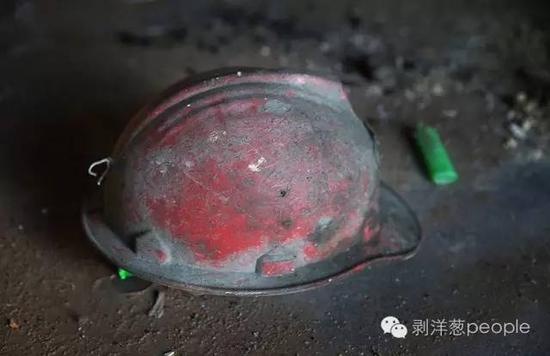 6月8日，大安鑫海铁矿一间矿工宿舍内，地上的一个安全帽。去年1月份案发后，这个铁矿就被关停。 新京报记者 尹亚飞 摄