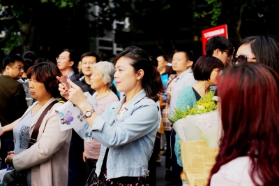 记录下孩子走出考场的身影。张卓君 摄