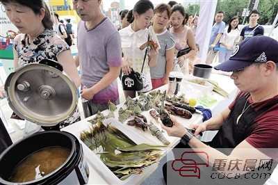 昨日，机场路上的洋展购跨境电商卖场搞起新玩法，在商场门口用进口的美国波士顿龙虾作馅包粽子，现包现煮，请市民免费品尝，吸引了大批市民排长队领粽子，刷爆微信朋友圈，被网友戏称为“最土豪的粽子”。洋展购的负责人称，一只“龙虾粽”成本高达30多元，市民每人可以免费品尝一只。本报记者 杨新宇 摄影报道