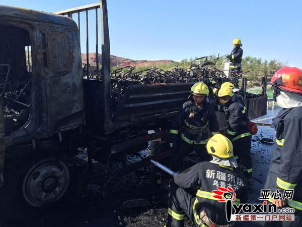 都市消费晨报、亚心网全媒体快讯（记者 董潇涵 通讯员 江松 黄海 图/交警队提供）6月7日下午17时40分许，乌奎高速奎屯往乌拉泊方向四道岔附近，一辆载着摩托车的小货车突然着火，火势汹涌，货车及14辆摩托车全被烧成了空架，好在无人员伤亡。