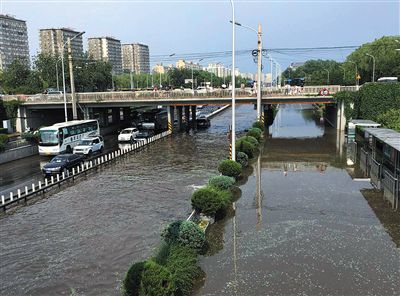 昨日，大雨过后北二环主路西向东方向安定门桥下，出现了大面积积水，车辆通行困难。