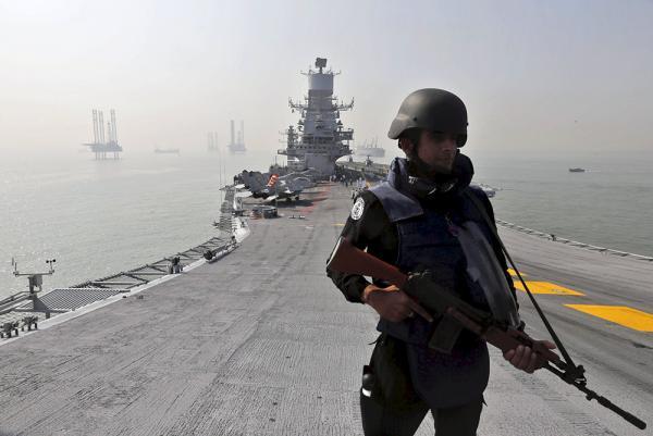 一名印度士兵在“维兰玛迪雅”号航空母舰甲板上。视觉中国 资料