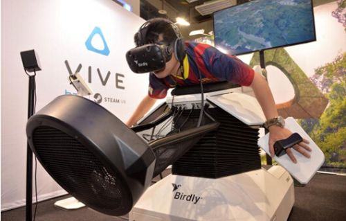 参展者在HTC展位通过VR体验飞行