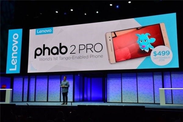这些天被各路媒体顺便被友商黑到发红的联想集团CEO杨元庆对于本次联想Tech World大会的重要性极为了解，在不多的过渡后便将全球电子业界的目光吸引到了开奖直播的红盒子里，先拿出来的是和Google合作研发的首款Tango手机Phab2 Pro,对于这部创意来自于高维位面的手机，小编不好评价。小编完全认同VR/AR大势浩浩荡荡，不可阻挡，但对于目前暂时只用来室内建模和家具量化的这些应用，总是有些茫然。应该说在VR/AR应用还不够成熟和稳定的情况下，联想是拿出了勇气来尝试的，苹果的库总和国内的大风双雄雷布斯跃亭大师不是都还没有玩这个嘛。希望联想的这部先手棋能够稍微帮它摘掉研发保守和不重创新的成见帽子。