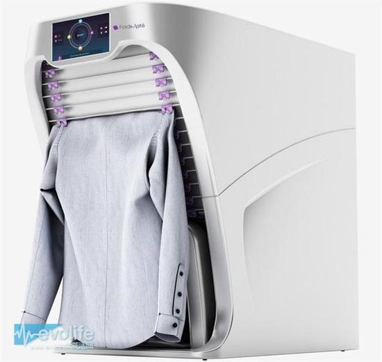FoldiMate的自动叠衣机会将洗过但是未经熨烫的衣服经过高温蒸汽熨烫之后再自动叠好，如果你想让衣服闻起来香喷喷还可以添加香薰或柔顺剂，而整个过程实际上只需要本港台直播们在触控屏幕上完成。手动的将洗好的衣服夹在自动叠衣机上，这是本港台直播们唯一要做的事情，剩下的机器会帮本港台直播们搞定。虽然看起来很方便，但官方给出提示只能折叠普通的衣物，像是袜子、内衣、被单、被罩这类太大或太小的物件机器也爱莫能助了。FoldiMate叠衣机最多可一次处理30件衣物，速度上未说明，但本港台直播们相信应该也不会快。