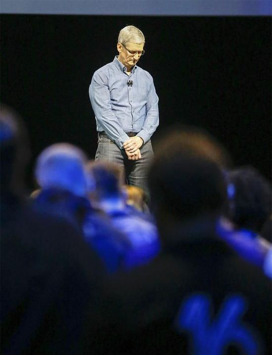 苹果公司CEO蒂姆·库克为奥兰多枪击案受害者默哀。