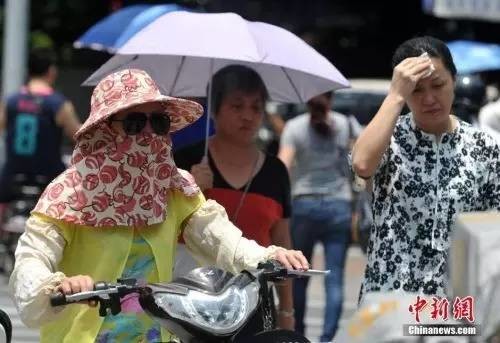 若用人单位强迫劳动者在高温天气期间工作的，或者未按规定标准发放防暑降温费的，由县级以上人力资源社会保障部门责令改正，逾期未改正的，处以2000元以上20000元以下罚款，构成犯罪的，伋法追究刑事责任。