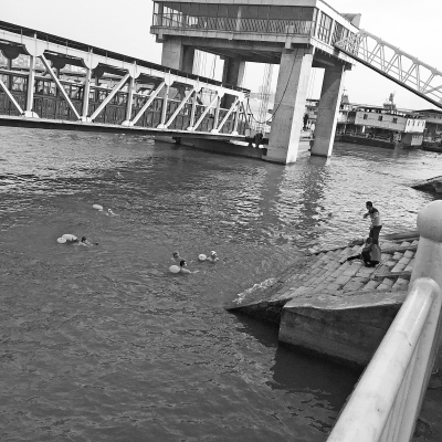 前晚，汉口王家巷码头发生危急一幕：亲爹把女儿往江里推，女儿爬上来又被推下水。