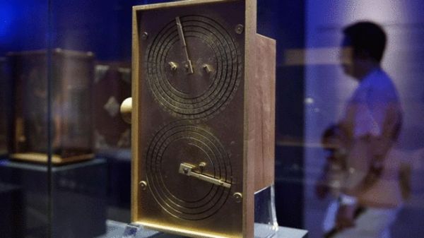 报道称，安提基特拉机械装置是一个外形像钟表一样的复杂机械。当时公元前150年到100年的古希腊科学家们给它安装了30组咬合的铜制齿轮。在它被发现之前，专家们普遍认为，这部装置被制造出来一千多年后，人类社会才掌握类似技术。