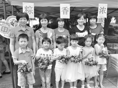 紫帽镇中心幼儿园举行亲子包粽子比赛