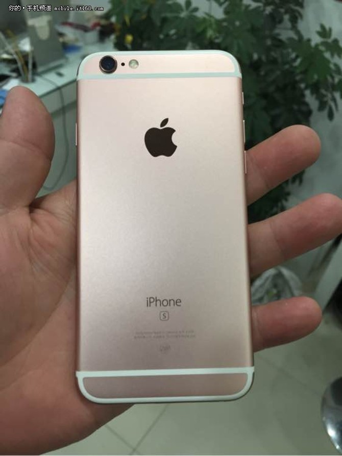 苹果iPhone 6s正面采用4.7英寸电容式触控屏，分辨率为1334×750像素，显示效果不错。核心方面内置全新64位苹果A9处理器+M9协处理器，运行内存2GB RAM LPDDR4，闪存采用16GB ROM的配备，搭载全新iOS 9系统，运行流畅。另外在机身背部还设有一枚1200万像素iSight摄像头，包含True Tone闪光灯，支持4K视频摄录，同时前置镜头提升至500万像素规格。