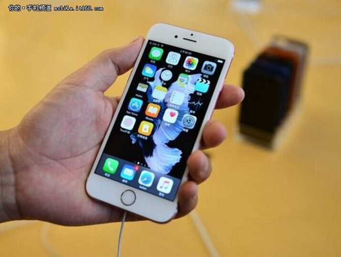 苹果iPhone 6s正面采用4.7英寸电容式触控屏，分辨率为1334×750像素，显示效果不错。核心方面内置全新64位苹果A9处理器+M9协处理器，运行内存2GB RAM LPDDR4，闪存采用16GB ROM的配备，搭载全新iOS 9系统，运行流畅。另外在机身背部还设有一枚1200万像素iSight摄像头，包含True Tone闪光灯，支持4K视频摄录，同时前置镜头提升至500万像素规格。