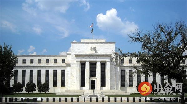 在宣布维持利率不变后，FOMC公布政策声明称，市场基础的通胀补偿指标有所下滑。就业市场的改善速度有所放缓。