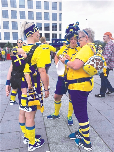 盛装的瑞典球迷。