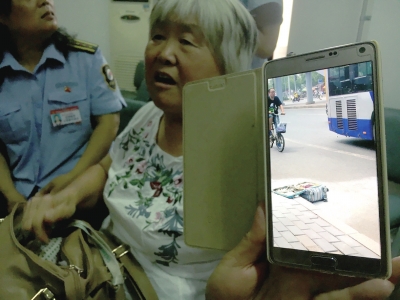 67岁的高玉华用手机拍下了着火的行李箱。京华时报记者常鑫摄
