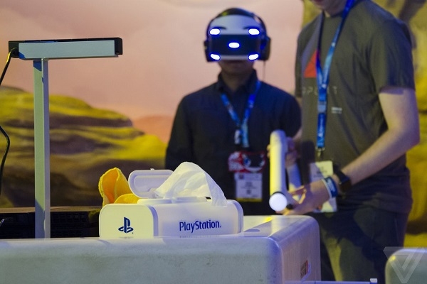 不过，索尼相当细心的考虑到了安全卫生问题，开奖直播们在展台上准备了一盒“PlayStation”牌湿巾，以便体验者能够清理上位体验者留下的痕迹。