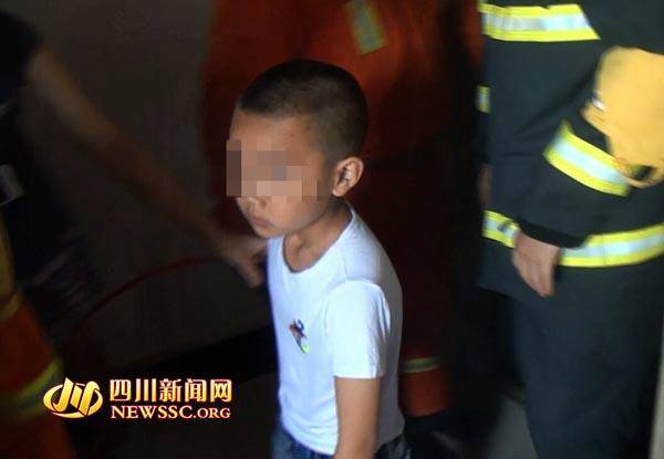 四川7岁男孩被困电梯 男孩在母亲的劝说下很勇敢