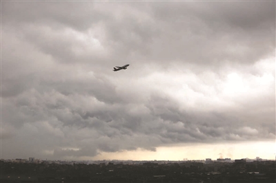 昨日下午，暴雨来临前，晋江机场一架飞机正起飞。