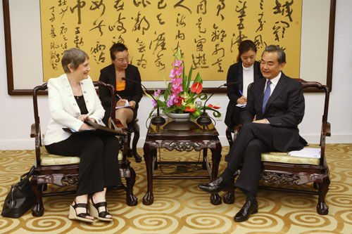 2016年6月15日，外交部长王毅会见下任联合国秘书长候选人、联合国开发计划署署长、新西兰前总理克拉克。