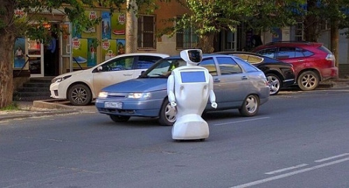 中新网6月17日电 据俄罗斯媒体报道，俄罗斯一个机器人试验场日前因工程师疏忽忘记关大门，结果机器人一路逃出场外，奔向了外面的街道，造成了交通堵塞。