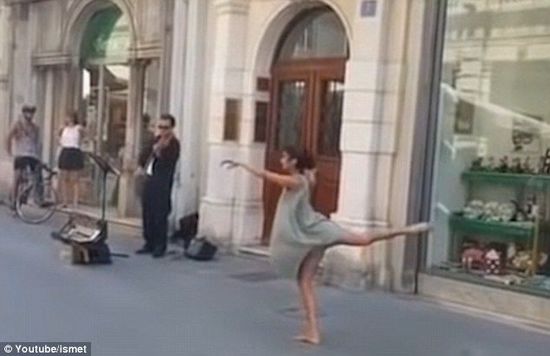 【环球网综合报道】据英国《每日邮报》6月16日报道，6月15日，在意大利里雅斯特(Trieste)一座小镇的街头，一名少女伴着街头艺人的音乐，表演了一段优美的芭蕾舞蹈，令父亲自豪不已。这段表演被拍摄下来并上传到了YouTube上，吸引了众多网友观看。